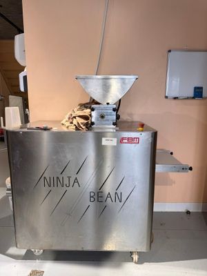 une machine posée sur un comptoir dans une pièce
