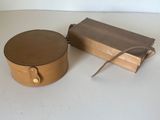boîte ronde en cuir beige avec poignée et lanière