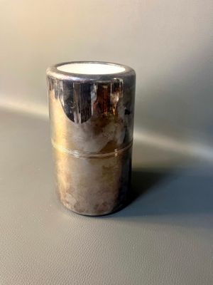 une coupe en argent posée sur une table