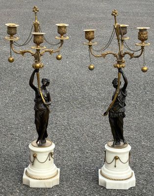 paire de candélabres anciens en bronze et marbre, sur des socles en marbre