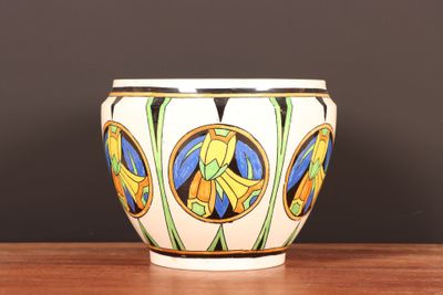 un gros plan d'un vase posé sur une table en bois