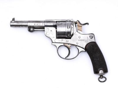 un gros plan d'un pistolet sur une surface blanche avec un fond blanc