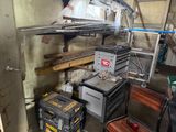 un garage rempli d'outils et de cartons