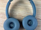 un casque posé sur une table en bois