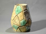 un vase orné d'un motif vert et marron