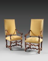 Paire de fauteuils à dossier plat en noyer à piètement et ac…