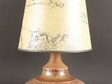 une photo d'une lampe de table en bois surmontée d'un abat-jour beige