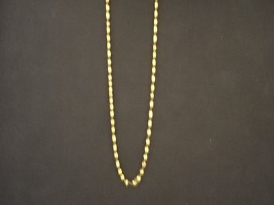 un collier de perles dorées sur fond noir