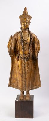 statue en bronze représentant un homme vêtu d'une robe, avec une chaîne autour du cou