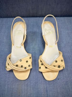 Une paire de Christian Louboutin, Pointure : 36.