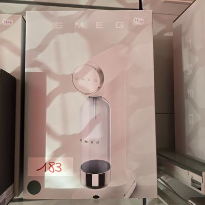 une boîte sur laquelle figure l'image d'un distributeur d'eau