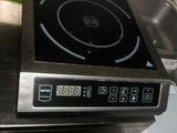 un micro-ondes posé sur une cuisinière