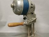une petite machine posée sur une table
