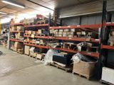 de nombreux cartons et boîtes sur les étagères de l'entrepôt