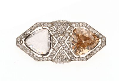un gros plan d'une bague ornée de deux pierres de couleurs différentes