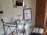 une petite table et une chaise dans un coin de la pièce