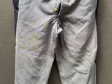 une photo d'un pantalon accroché à un mur
