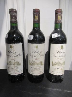 trois bouteilles de vin posées sur une table