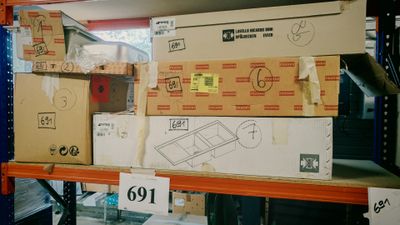 de nombreuses boîtes sur une étagère dans un magasin