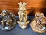 trois statues d'animaux exposées dans une vitrine