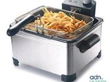 une image représentant une friteuse contenant des frites