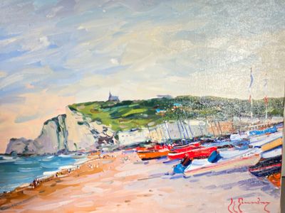 tableau représentant des bateaux sur une plage, avec une falaise en arrière-plan