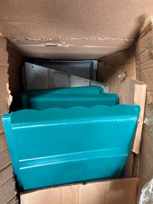une boîte en carton remplie de boîtes bleues et de récipients en plastique