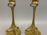 paire de bougeoirs anciens en laiton ornés de motifs floraux