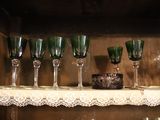 de nombreux verres à vin posés sur une étagère dans un placard