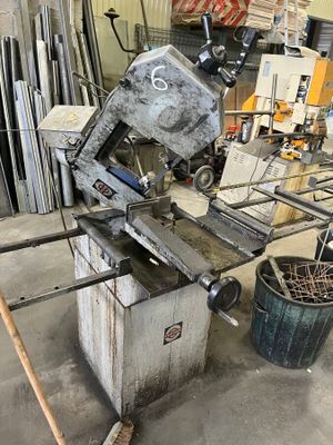 une machine qui se trouve dans une pièce où il y a de nombreuses pièces de bois