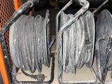 tout un assortiment de tuyaux et d'enrouleurs sur une étagère