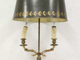 une photo d'une lampe de table surmontée d'un abat-jour noir