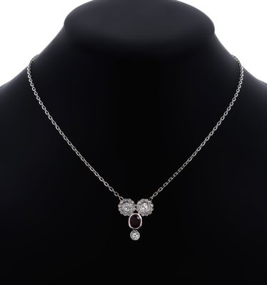 gros plan d'un collier sur un mannequin mannequin