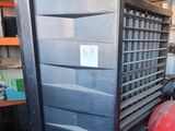 un petit climatiseur posé sur un chariot dans un garage