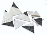 plusieurs feuilles de papier noir et blanc sont éparpillées les unes sur les autres