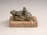 statue représentant un homme et un chien, posée sur un socle en marbre