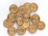 une pile de pièces d'or sur une surface blanche