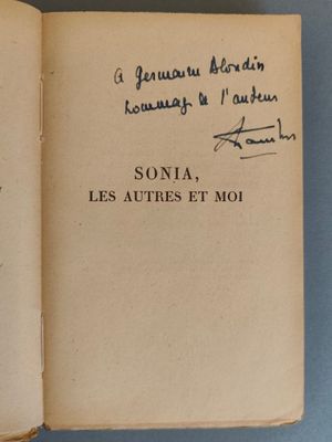 un livre ouvert avec une écriture manuscrite posé sur une table