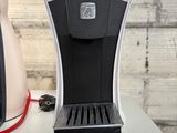 une cafetière posée sur une table, à côté d'un grille-pain