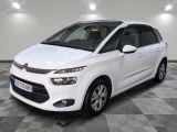 une citrole blanche garee sur un plancher en damier dans un garage