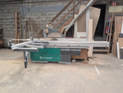 a picture of a table saw in a garage
