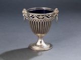 une coupe en argent posée sur une table
