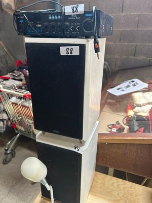 une machine en noir et blanc posée sur une table en bois