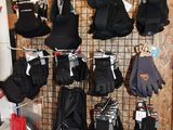 de nombreuses paires de gants suspendues à un porte-gants dans une pièce