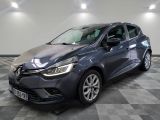 une voiture grise est garée dans une pièce au sol à carreaux