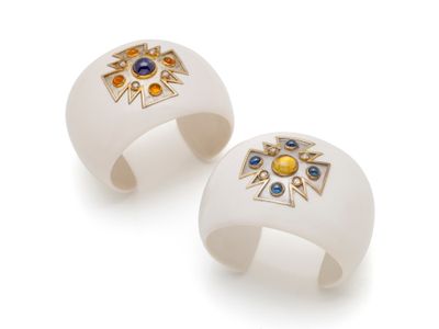 deux bagues blanches ornées de pierres bleues et jaunes