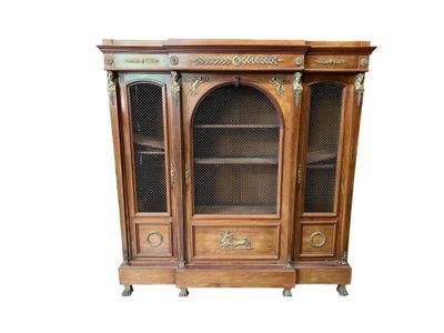 une image d'une armoire en bois avec des portes en verre