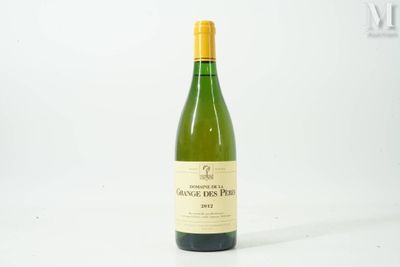 une bouteille de vin posée sur une table