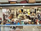 une pièce avec beaucoup d'objets sur les étagères