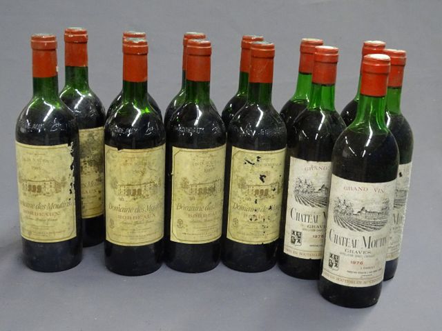 13 bouteilles : 5 de CHATEAU MOUTIN Graves année 1976 ; 8 de DOMA...